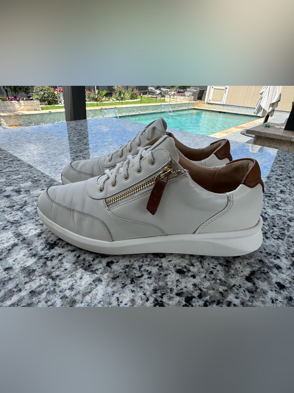 Clarks Women's Un Rio Zip leather sneakers in white/ brown Zipper Size 8.5